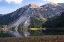 Die Sonne müht sich über den Berg