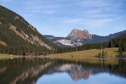 die Südseite des Aggensteins spiegelt sich im See