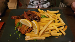 Cordon Bleu mit Schinken und Pommesfritt