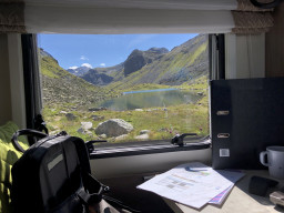 Büroarbeit am Flüellapass