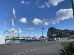 Stellplatz direkt an der Marina mit Blick auf den Felsen