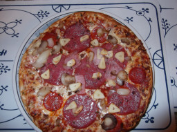 Pizza nach Art des Hauses 002.JPG