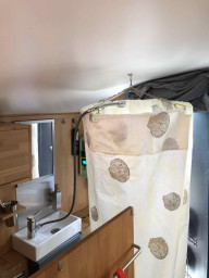 normaler Duschvorhang mit Magnet an der Decke befestigt