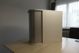 mit Folie überzogen und eingebauter Schiebetür