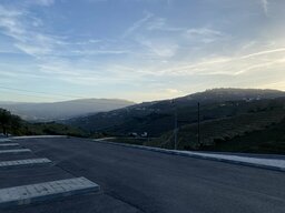 Schöner und wohl sehr neuer Stellplatz in den Douro Weinbergen