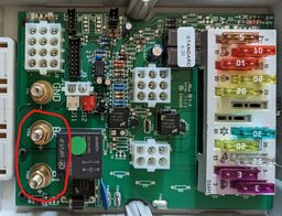 CBE DS300 / Anschlüsse: Pluspol Bordbatterie (B2) und Starterbatterie (B1)