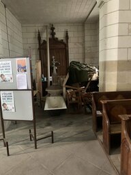 Badewanne in der Kirche. Andere Länder, andere Sitten.