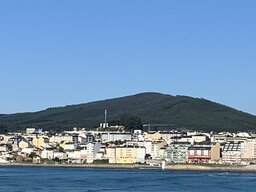 Die Stadt Foz in der Nähe. Da waren wir nicht. Der Anblick aus der Ferne genügte uns.