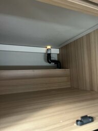 dieses mündet im Fach über dem Kühlschrank