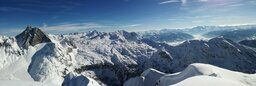 links der &quot;große Hundstod&quot; 2.593 m, daneben der Blick ins &quot;Steinerne Meer&quot; mit der markanten  Schönfeldspitze, 2.653 m, welche man vom Königssee in Berchtesgaden gut sieht. In der Ferne Zell am See, dahinter die Kette der hohen Tauern