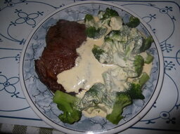 Steak mit Broccoli und Sauce Bernaise 001.JPG