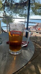 das Bier ist nicht schlecht, die Umgebung sehr gut - Makarska 25 Grad, gefühlt 28 :))