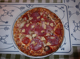 Pizza nach Art des Hauses 003.JPG