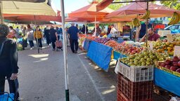 Obst, Gemüse, frischen Fisch und Fleisch gibt's auf dem Markt in Kalamata
