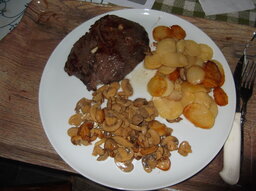 Entrecote mit Bratkartoffeln,Pilzen und Knoblauch 002.JPG