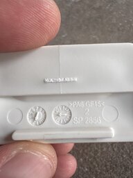 gebrochener Clip mit Prägung auf Rückseite