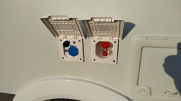 Gas-, Strom- und TV Steckdose.