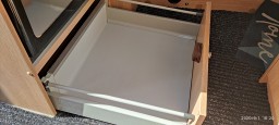 Schublade unter dem Kühlschrank. So kann der Raum gut genutzt werden