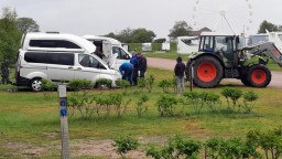 Festgefahren, bis auf die Achse im Gras