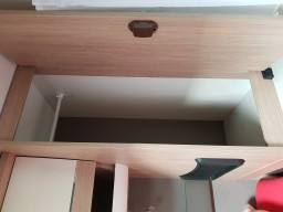 Schrank mit Stange